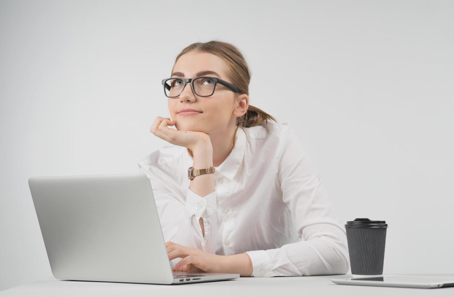 Studente che segue lezioni di programmazione frontend