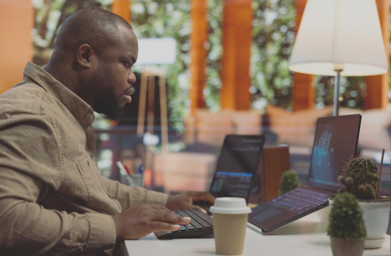 Studenti che lavorano insieme su progetti digitali