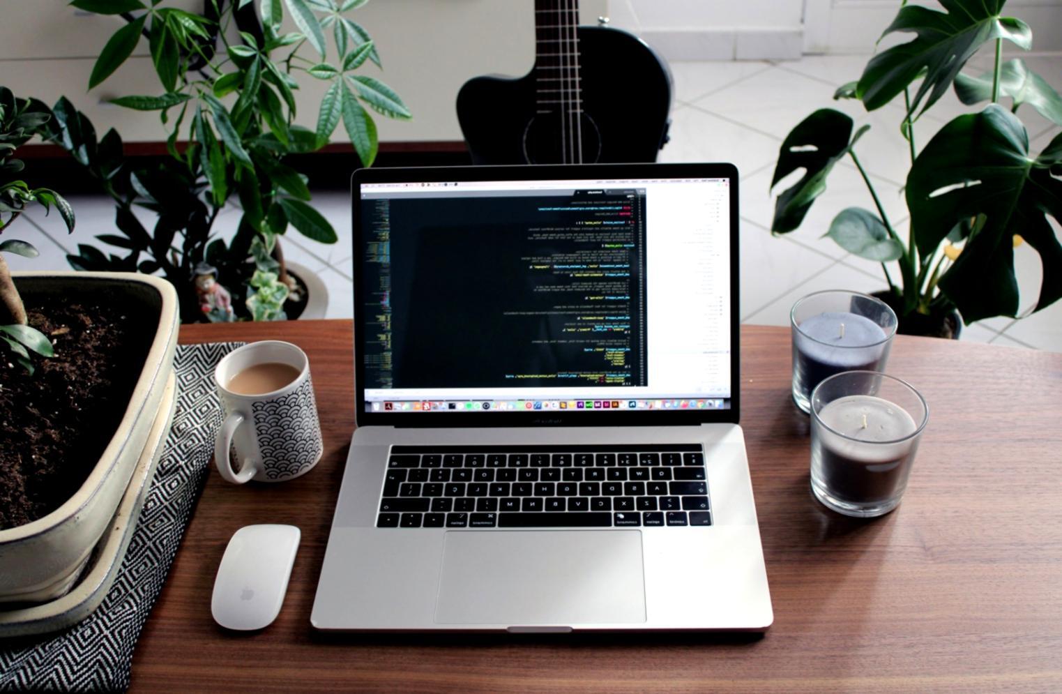 Gruppo ristretto di studenti che collaborano su un progetto