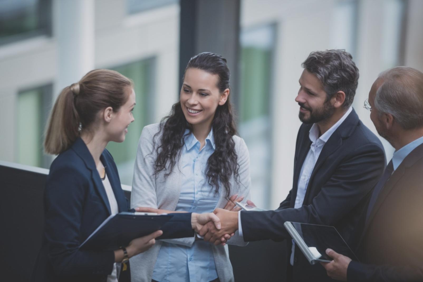 Negozio di abbigliamento moderno con vetrine eleganti